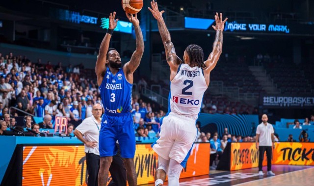 这是正常归化球员的表现？他绝对是严重拖了球队的后腿？